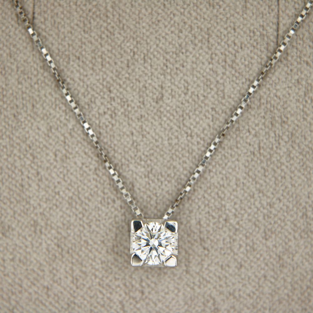 Collana in oro bianco 18 kt modello punto luce con diamante naturale